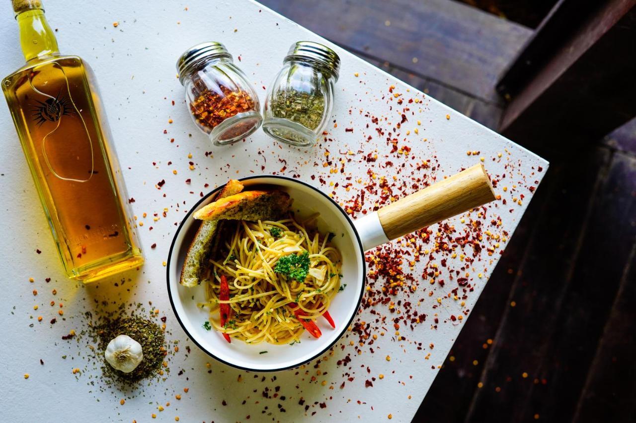 Novotel Goa Resort & Spa Candolim Esterno foto A pot of spaghetti