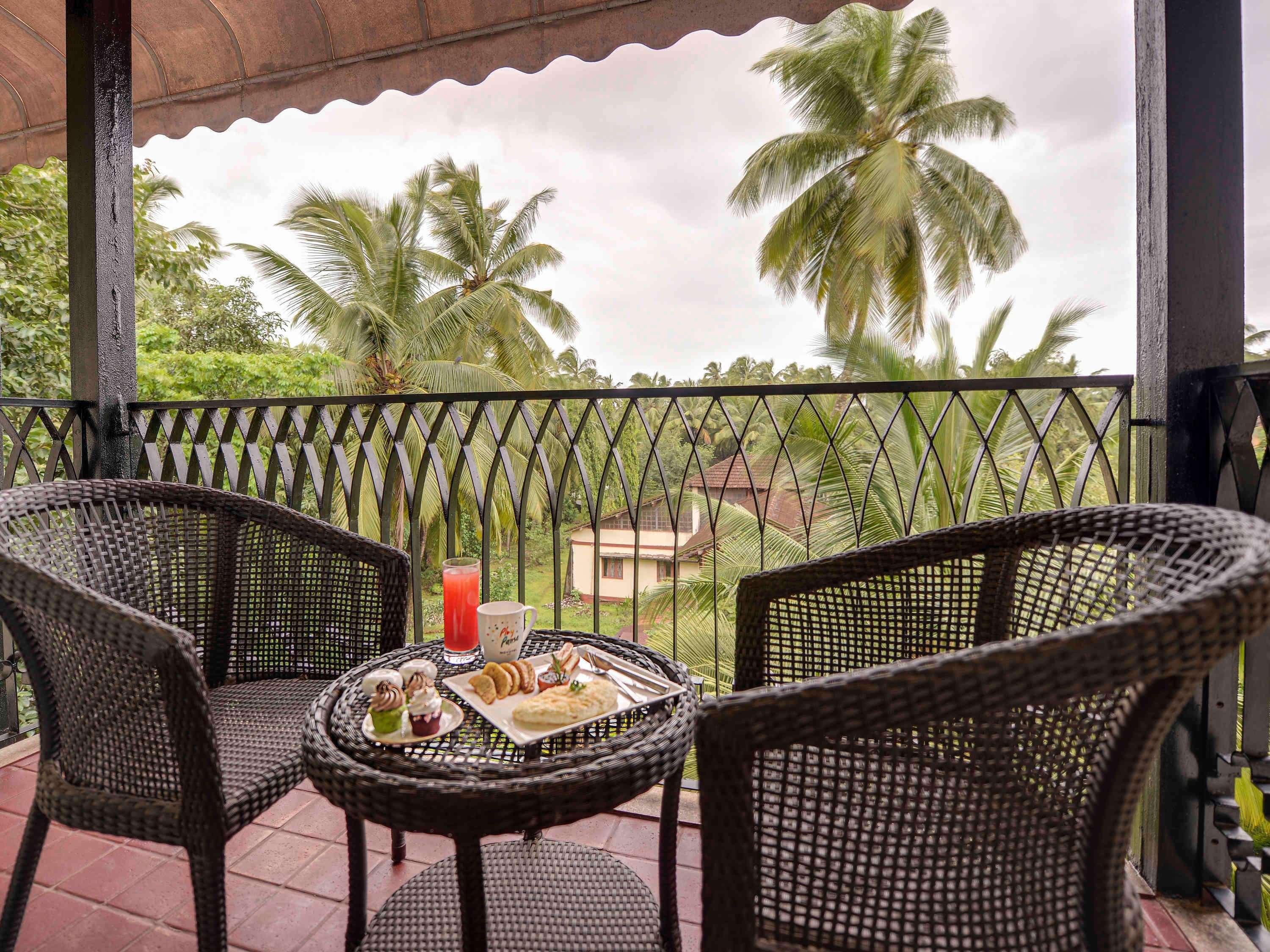 Novotel Goa Resort & Spa Candolim Esterno foto A balcony at the hotel