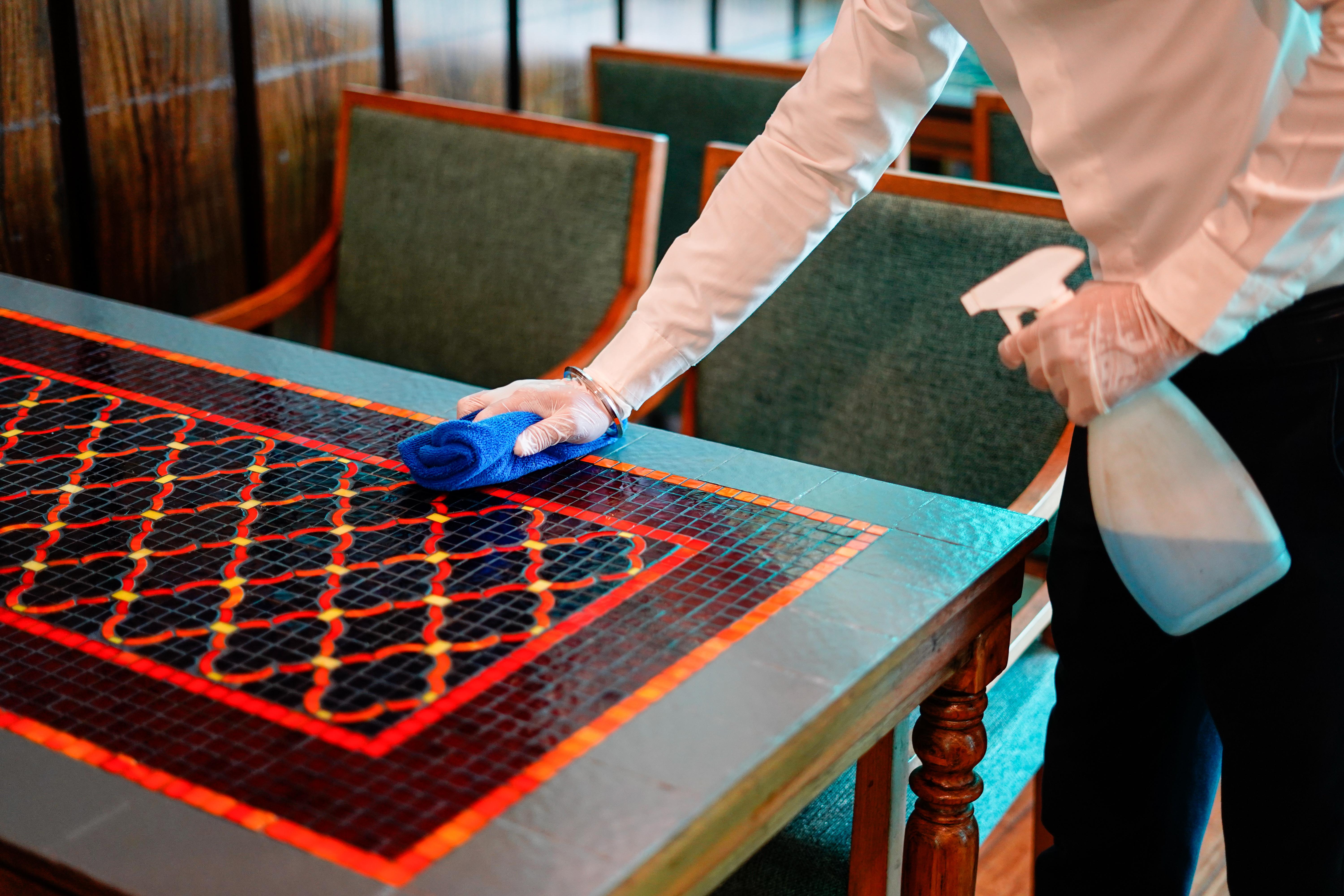 Novotel Goa Resort & Spa Candolim Esterno foto A hotel housekeeper wiping down a table