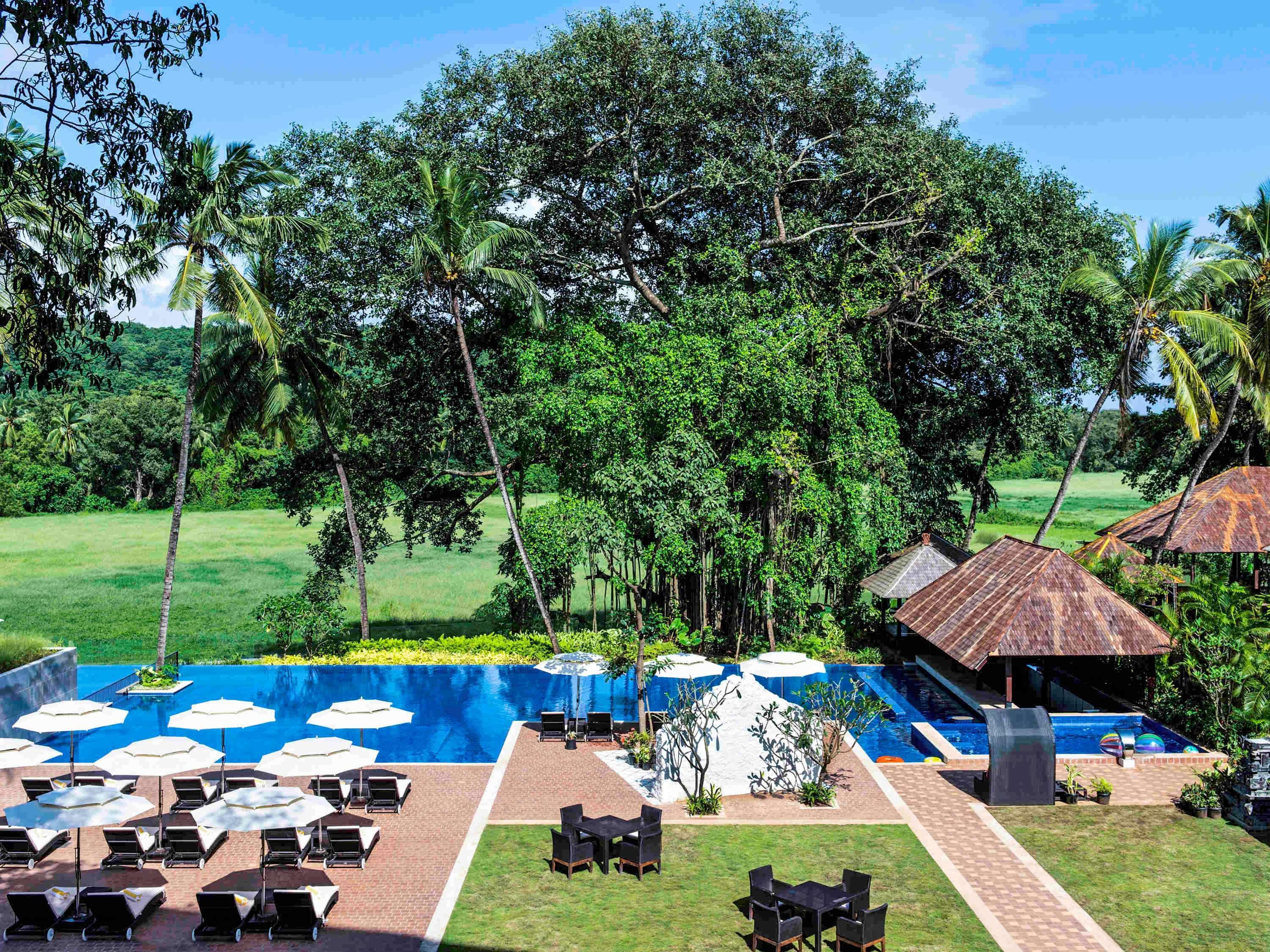 Novotel Goa Resort & Spa Candolim Esterno foto The pool at the Royal Golf and Country Club