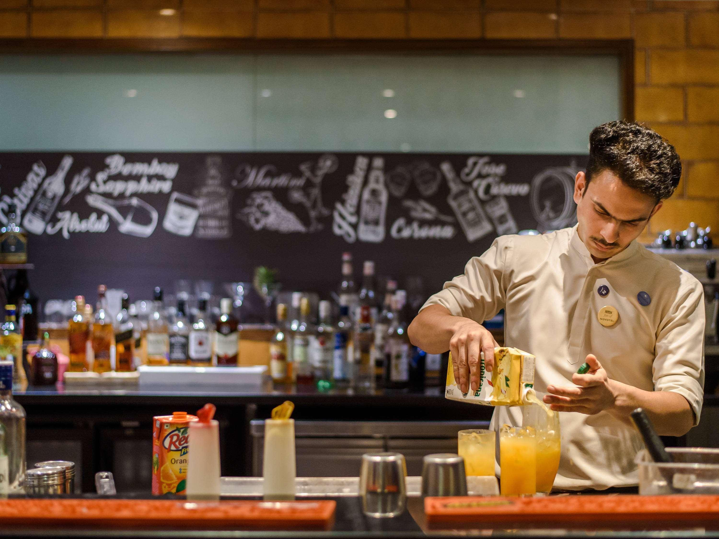 Novotel Goa Resort & Spa Candolim Esterno foto A bartender at work