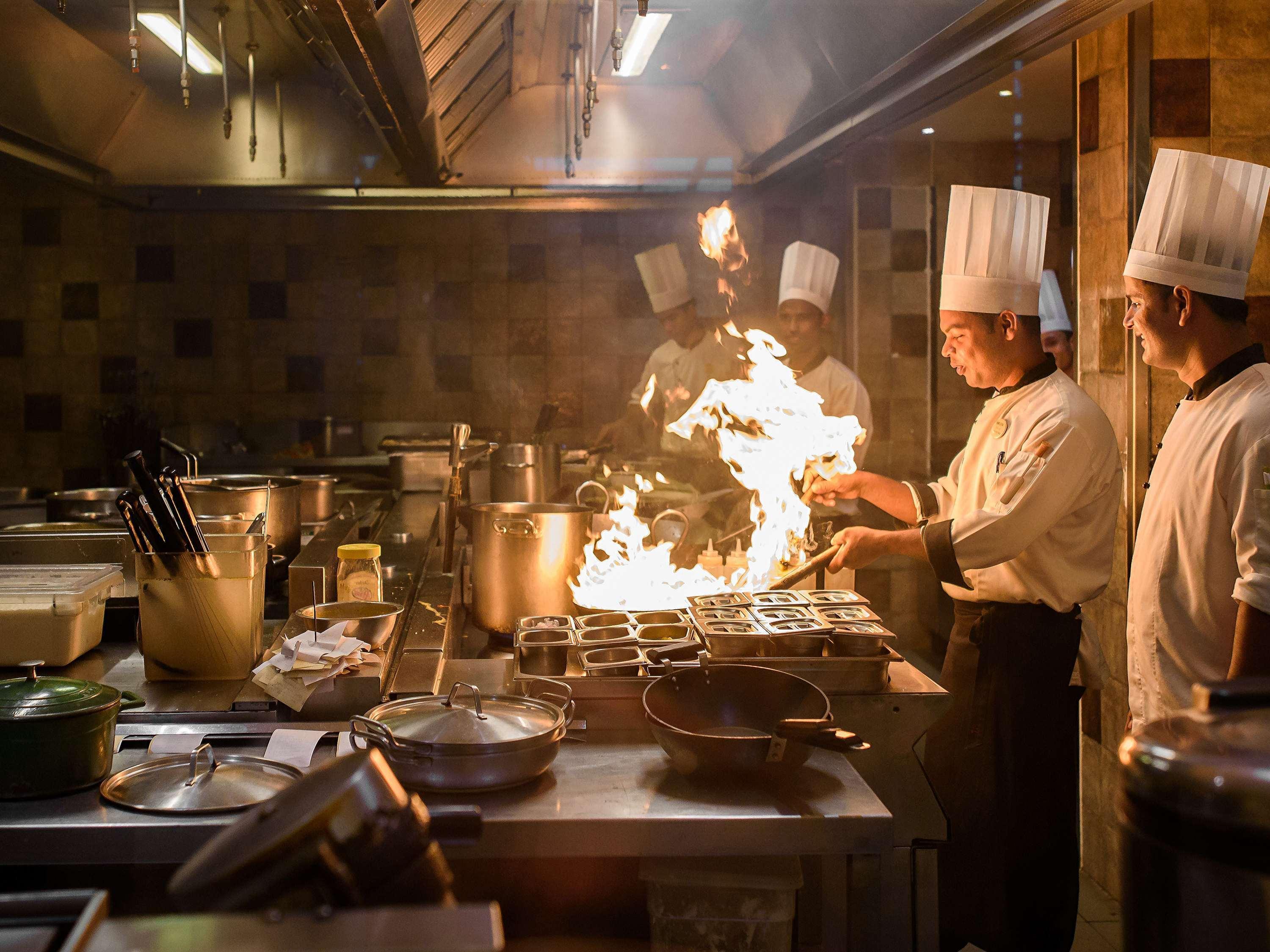 Novotel Goa Resort & Spa Candolim Esterno foto A kitchen in action