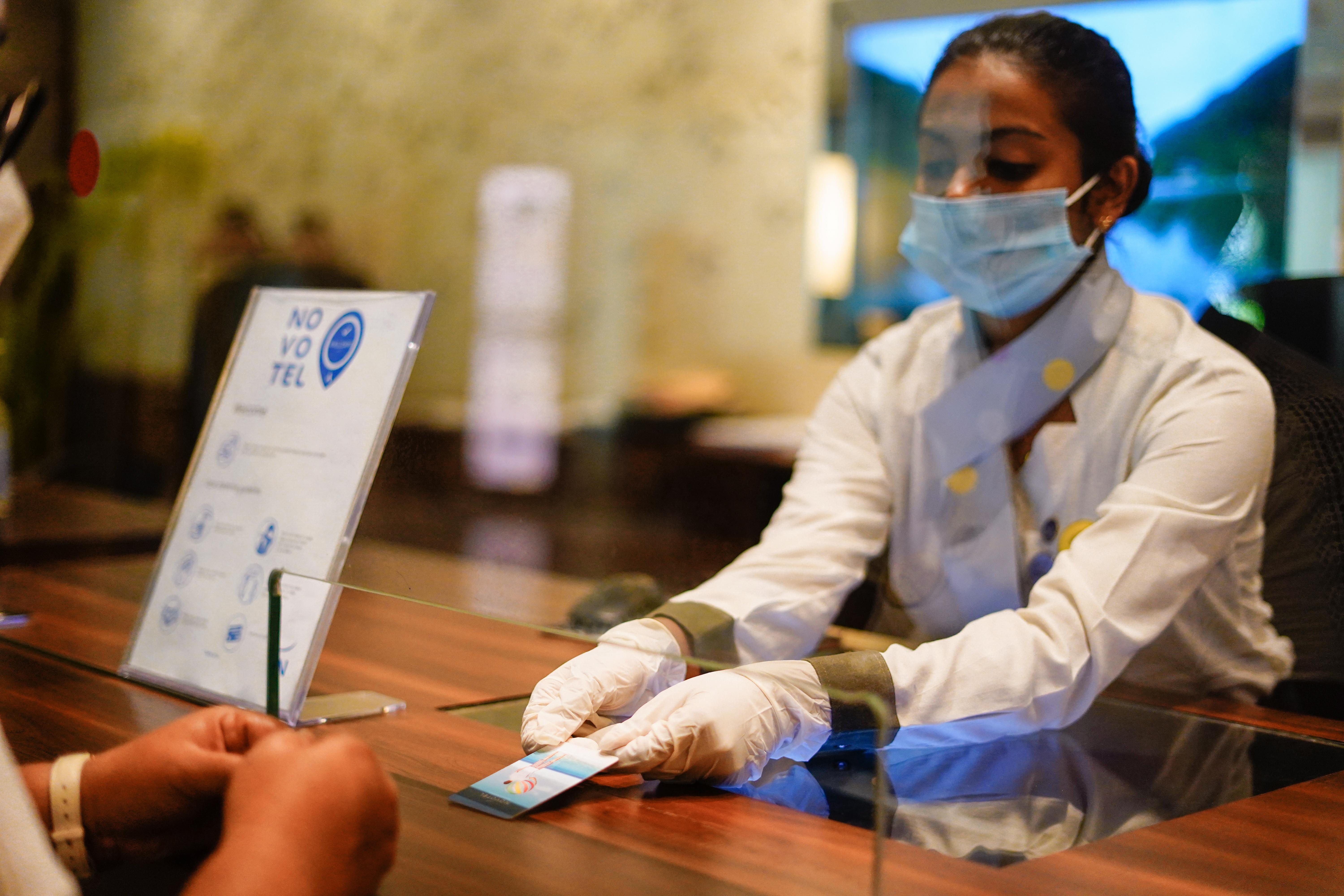 Novotel Goa Resort & Spa Candolim Esterno foto A hotel employee wearing a face mask and gloves