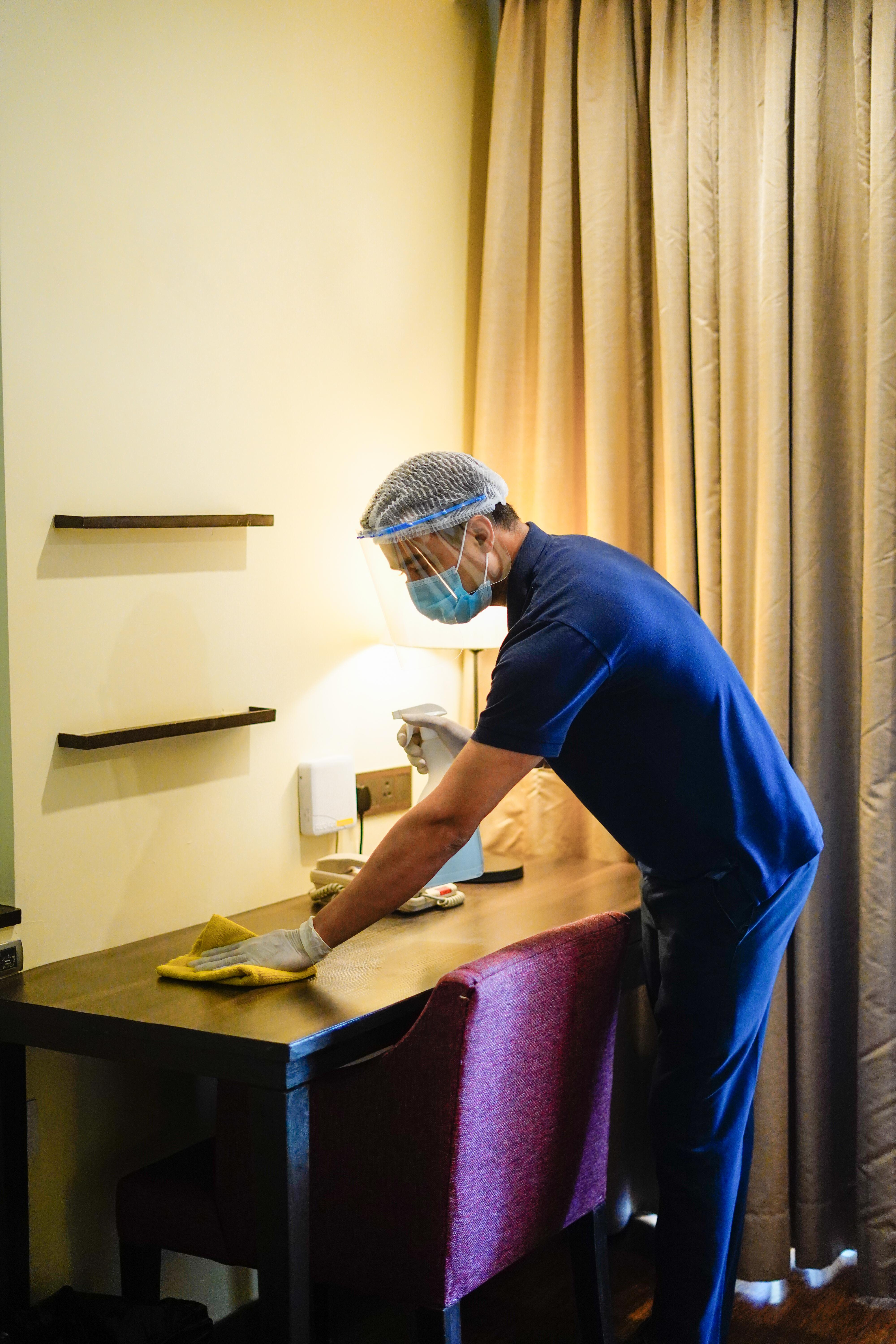 Novotel Goa Resort & Spa Candolim Esterno foto A hotel housekeeper wearing a face shield and gloves